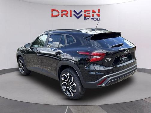 Mosaic Black Metallic 2026 Chevrolet Trax FWD 2RS