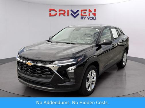 Mosaic Black Metallic 2025 Chevrolet Trax LS