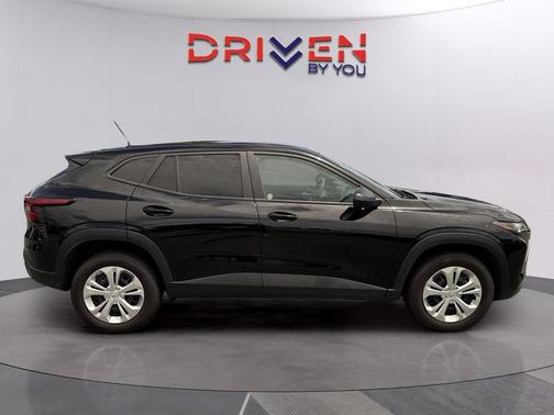 Mosaic Black Metallic 2025 Chevrolet Trax LS