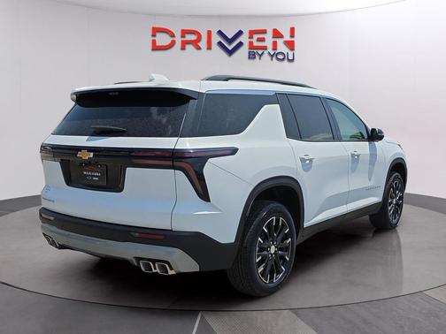 Summit White 2026 Chevrolet Traverse LT
