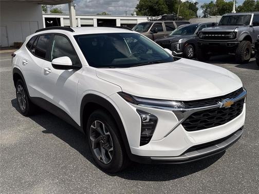 Summit White 2025 Chevrolet Trax LT