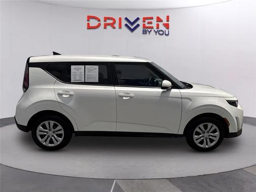 Snow White Pearl 2023 Kia Soul LX