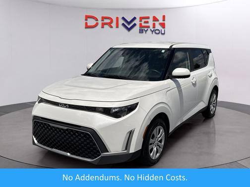 Snow White Pearl 2023 Kia Soul LX