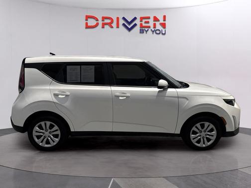 Snow White Pearl 2023 Kia Soul LX