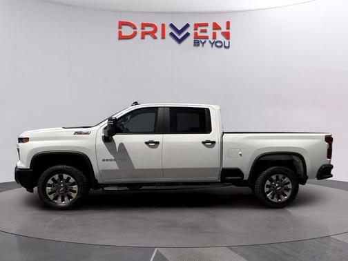 Summit White 2026 Chevrolet Silverado 2500 Custom