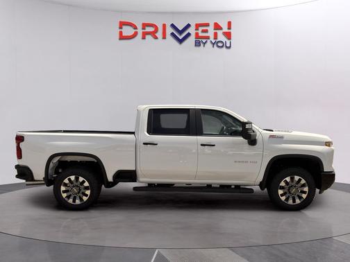 Summit White 2026 Chevrolet Silverado 2500 Custom