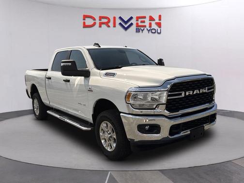 Bright White Clearcoat 2024 RAM 2500 Big Horn Crew Cab 4x4 6'4' Box