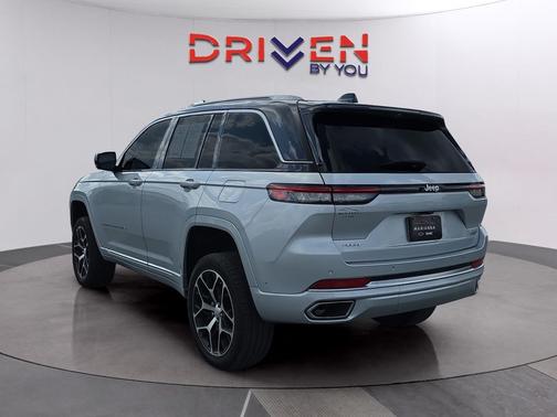 2022 Jeep Grand Cherokee Summit