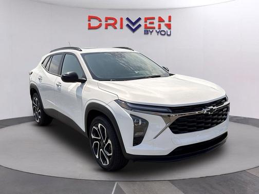 Summit White 2026 Chevrolet Trax FWD 2RS