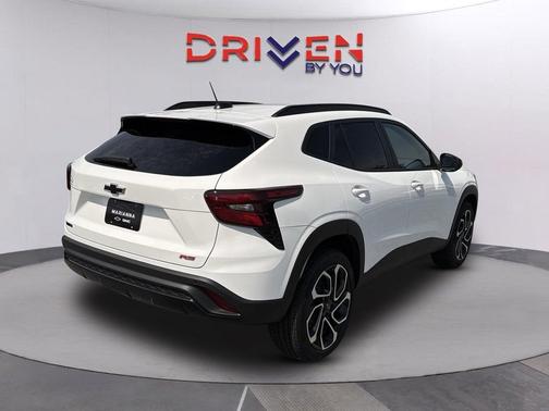 Summit White 2026 Chevrolet Trax FWD 2RS
