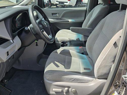 2017 Toyota Sienna LE