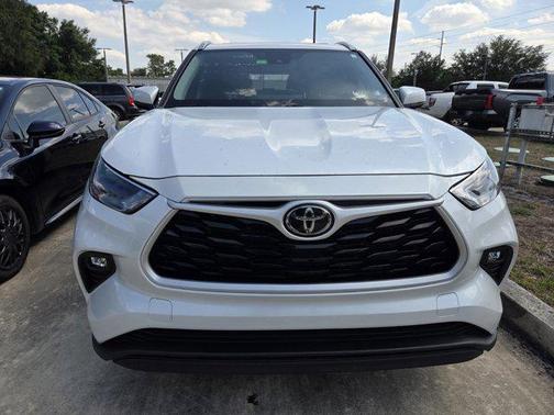 Wind Chill Pearl 2023 Toyota Highlander XLE