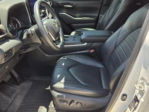 Wind Chill Pearl 2023 Toyota Highlander XLE