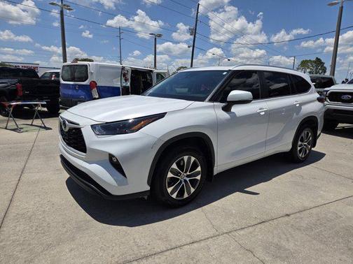 Wind Chill Pearl 2023 Toyota Highlander XLE