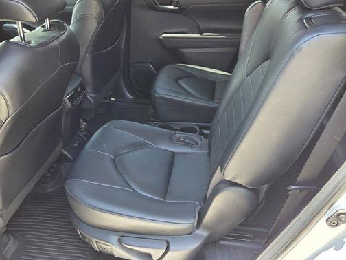 Wind Chill Pearl 2023 Toyota Highlander XLE