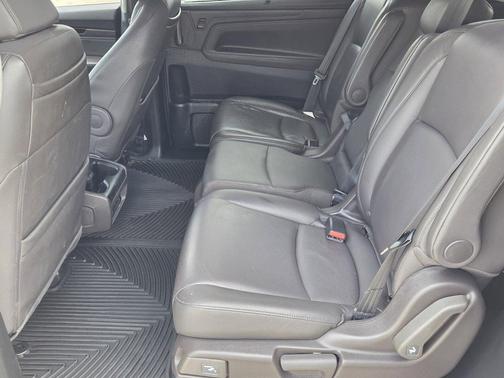 White Diamond Pearl 2018 Honda Odyssey Elite