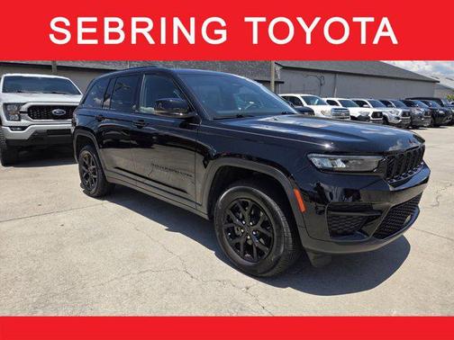 Diamond Black Crystal Pearlcoat 2024 Jeep Grand Cherokee Altitude