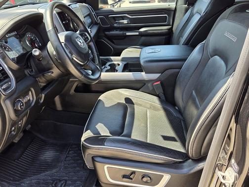 Diamond Black Crystal Pearlcoat 2023 RAM 1500 Laramie