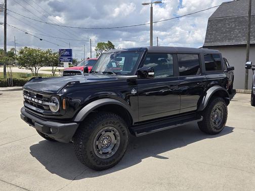 Shadow Black 2025 Ford Bronco Outer Banks