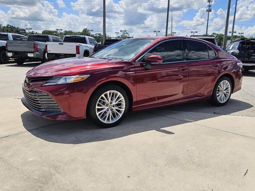 2020 Toyota Camry Hybrid XLE