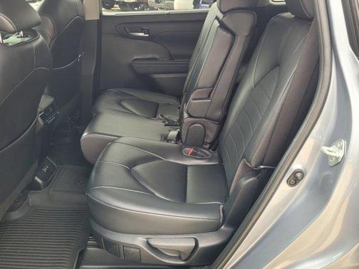 Moon Dust 2023 Toyota Highlander XLE