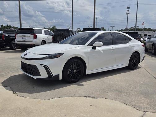 Ice 2025 Toyota Camry SE