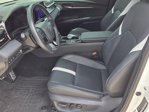 Ice 2025 Toyota Camry SE