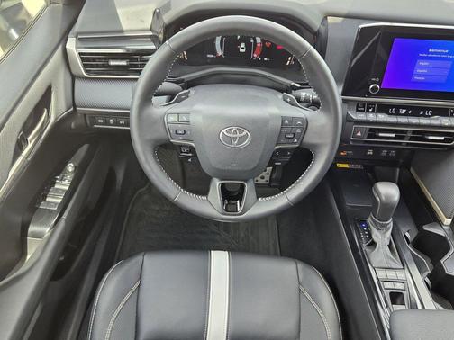 Ice 2025 Toyota Camry SE