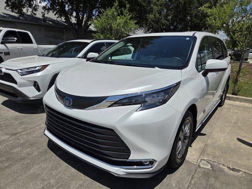 Wind Chill Pearl 2024 Toyota Sienna XLE