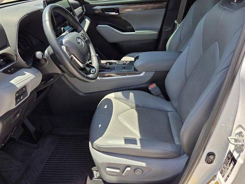 Pearl 2023 Toyota Highlander Limited