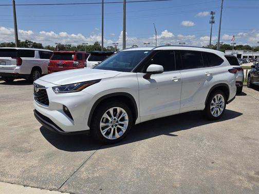 Pearl 2023 Toyota Highlander Limited