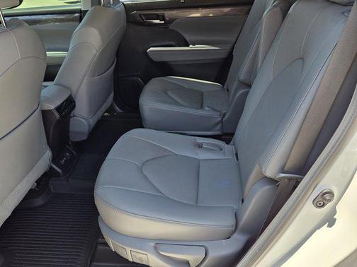 Pearl 2023 Toyota Highlander Limited