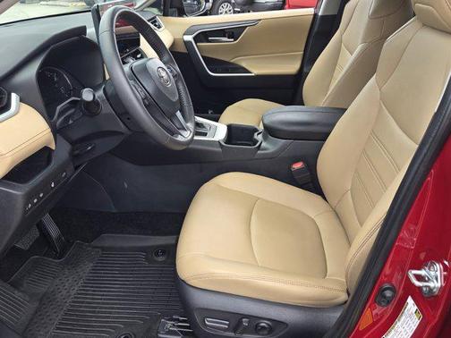 Pearl 2025 Toyota RAV4 XLE Premium