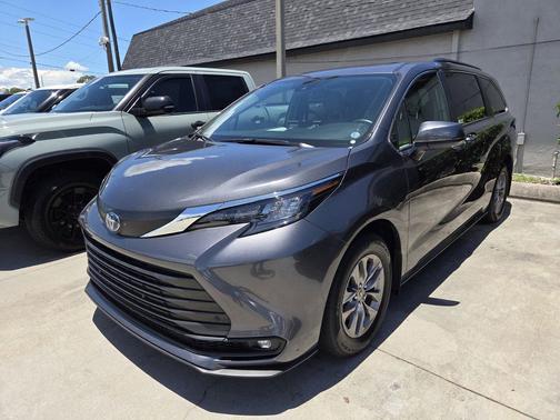 Magnetic Gray Metallic 2025 Toyota Sienna XLE
