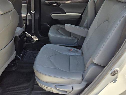 Wind Chill Pearl 2023 Toyota Highlander Limited