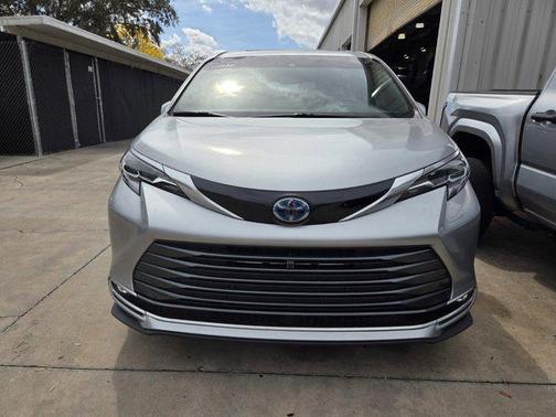 2025 Toyota Sienna Platinum