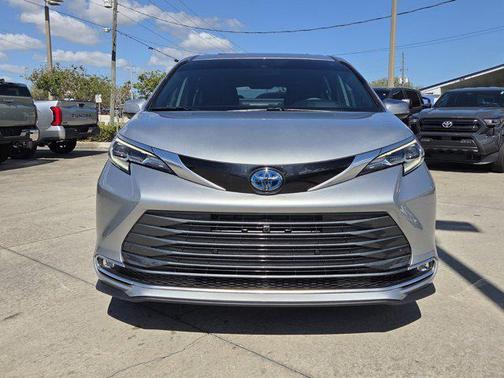 2025 Toyota Sienna Platinum