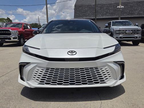 Wind Chill Pearl/Midnight Black Metallic 2025 Toyota Camry XSE