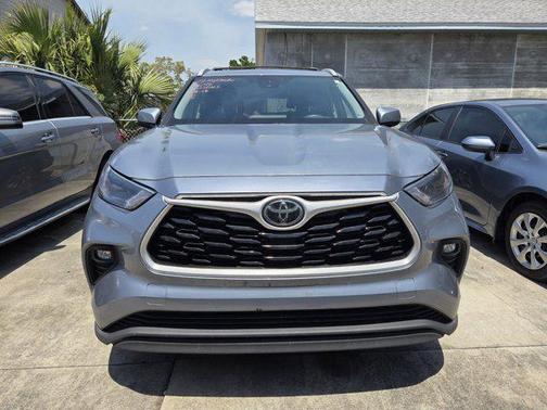 Moon Dust 2022 Toyota Highlander XLE