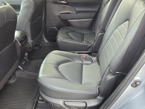 Moon Dust 2022 Toyota Highlander XLE