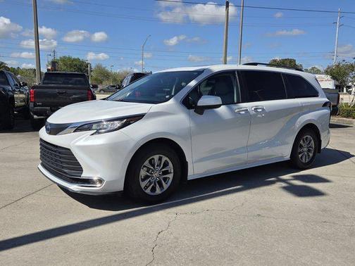 2022 Toyota Sienna XLE