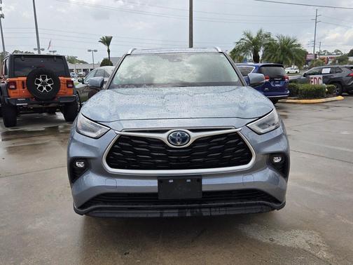Moon Dust 2021 Toyota Highlander Hybrid XLE