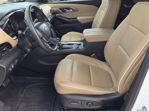 Summit White 2022 Chevrolet Traverse Premier