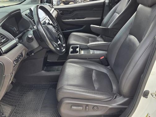 White Diamond Pearl 2018 Honda Odyssey Elite