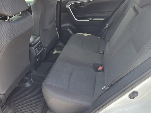 Ice 2025 Toyota RAV4 LE