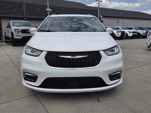 Bright White Clearcoat 2022 Chrysler Pacifica Touring L