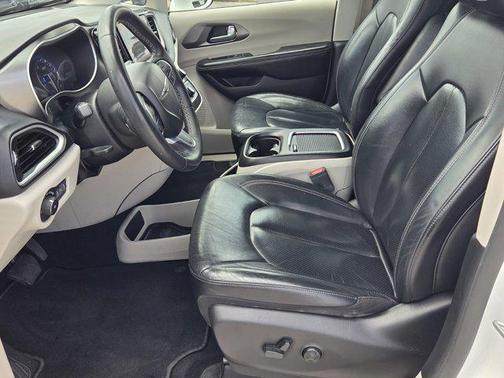 Bright White Clearcoat 2022 Chrysler Pacifica Touring L