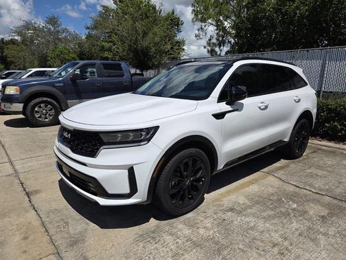 Glacial White Pearl 2023 Kia Sorento SX