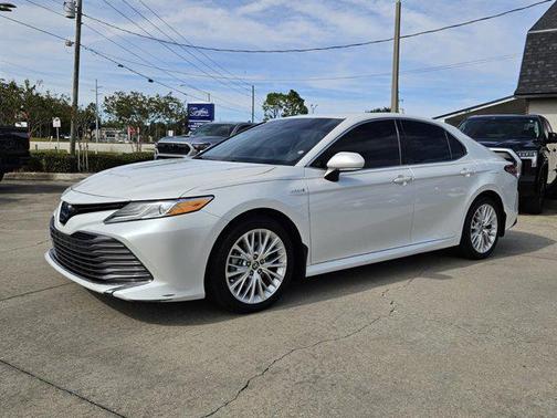 2020 Toyota Camry Hybrid XLE