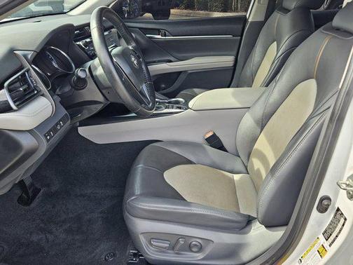 2020 Toyota Camry Hybrid XLE